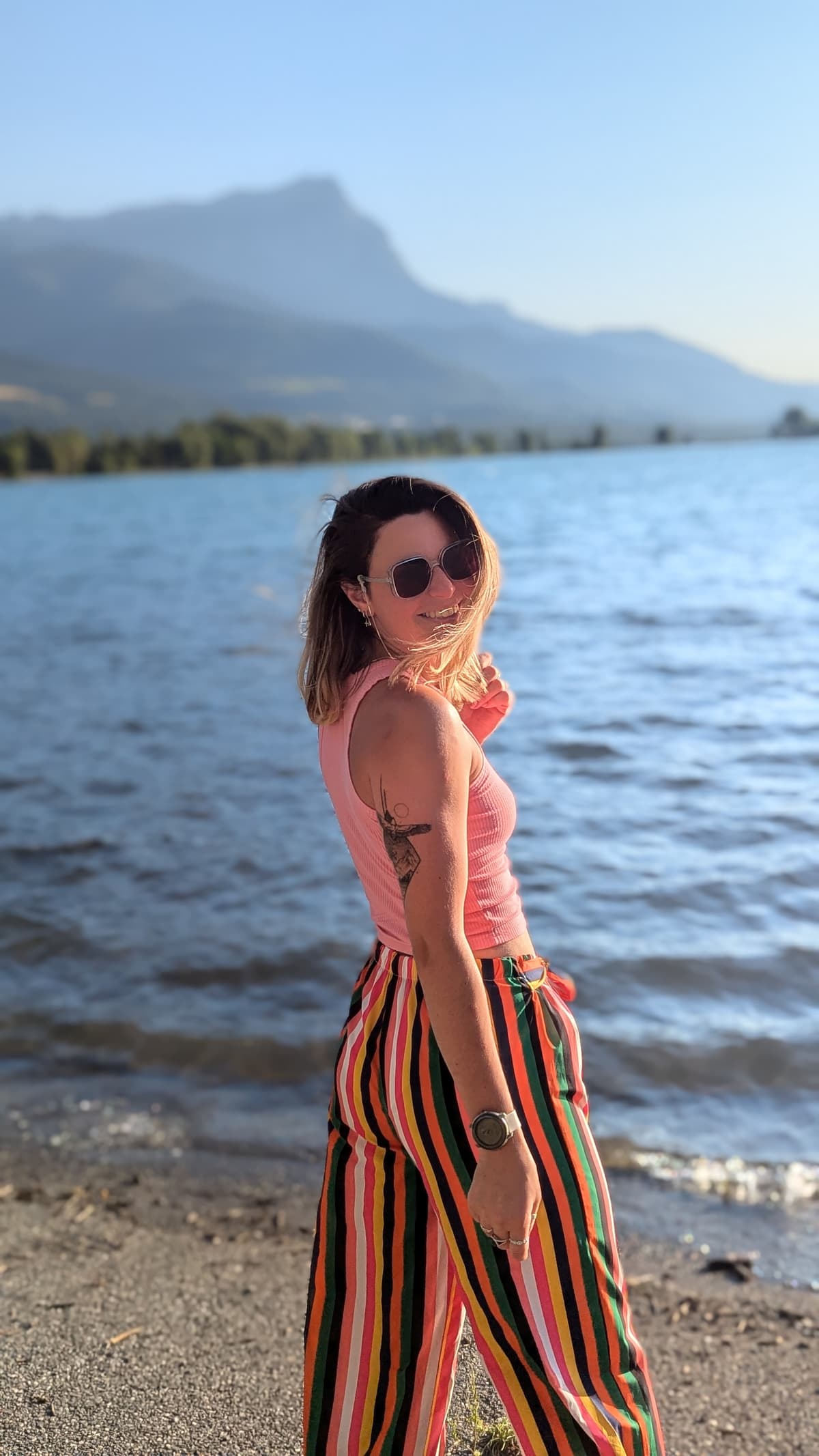 Audrey Hossepian au bord du plan d'eau d'Embrun